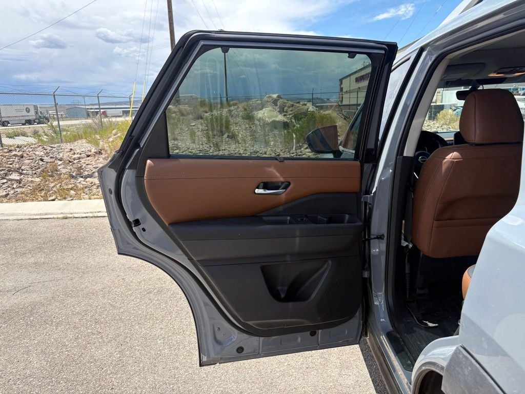2025 Nissan Pathfinder Platinum