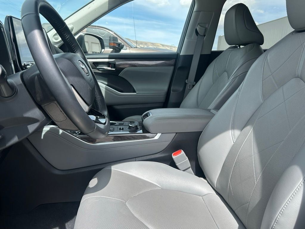 2022 Toyota Highlander Platinum