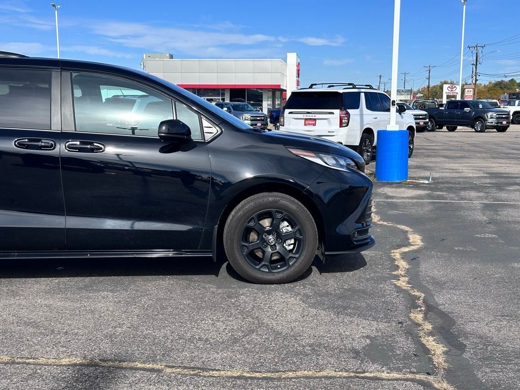 2025 Toyota Sienna Base