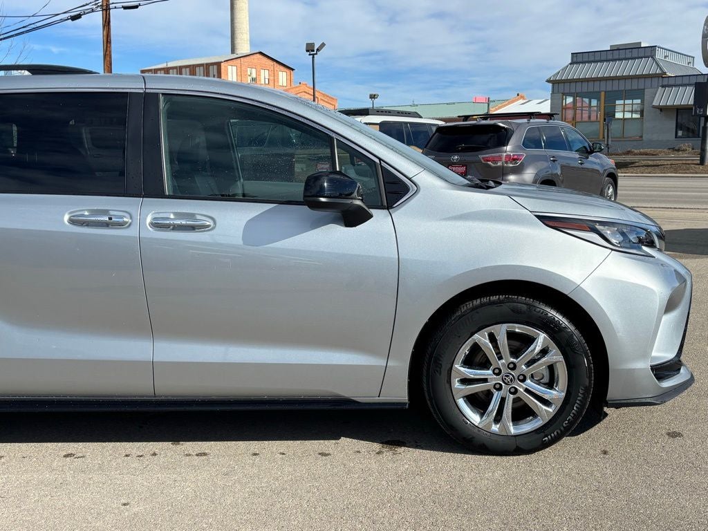 2022 Toyota Sienna XSE 7 Passenger