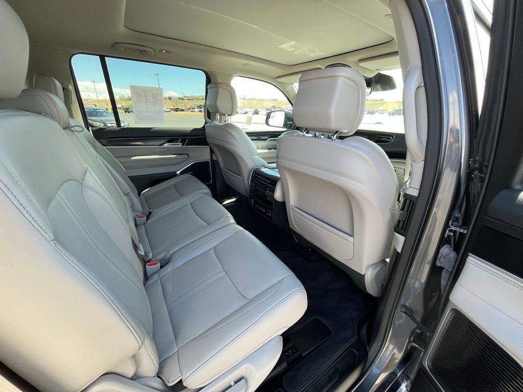 2023 Jeep Wagoneer Base