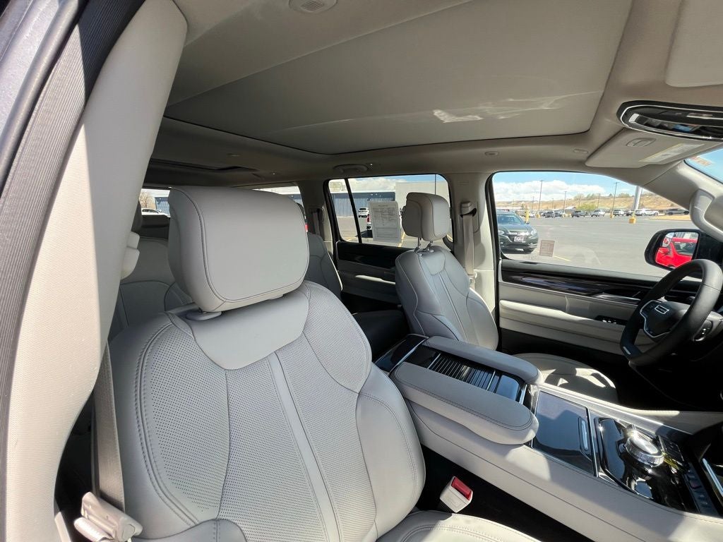 2023 Jeep Wagoneer Base