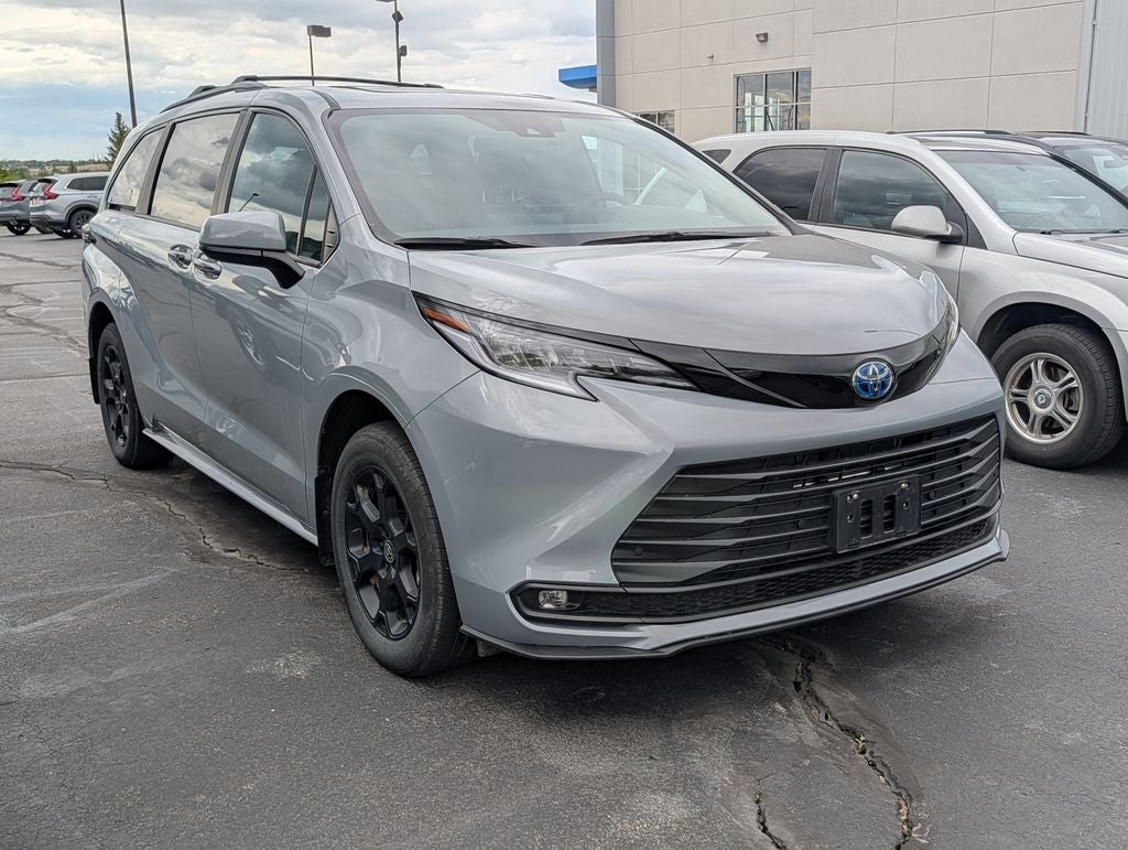 2025 Toyota Sienna Woodland Edition Hybrid AWD's photo