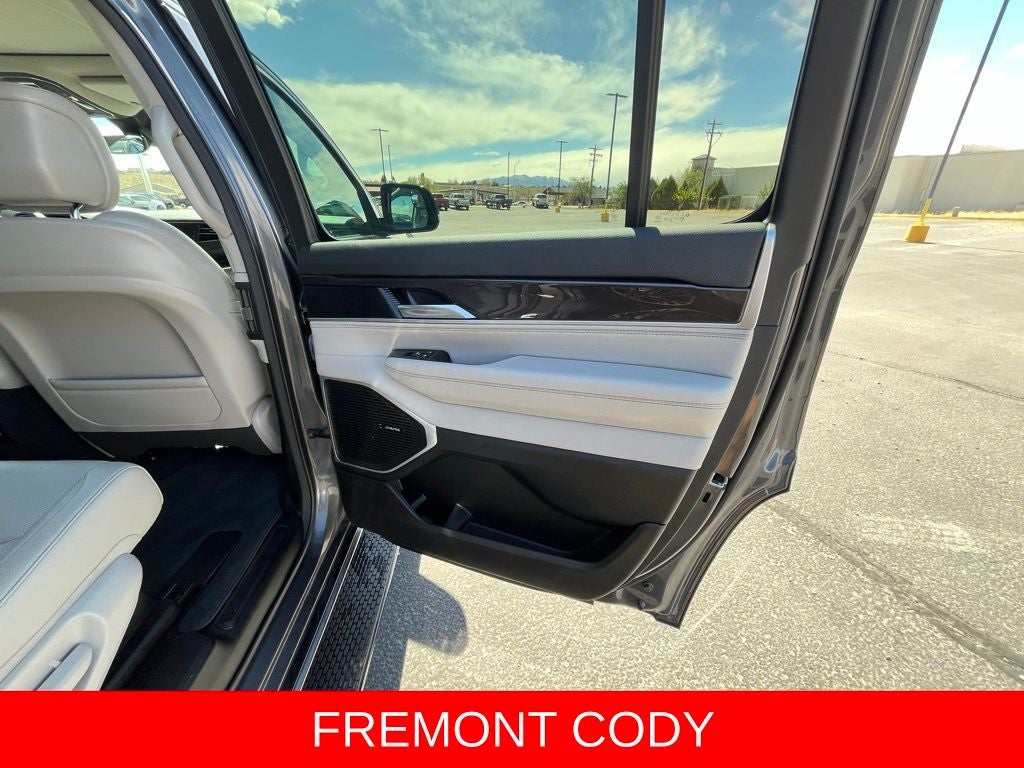 2023 Jeep Wagoneer Base