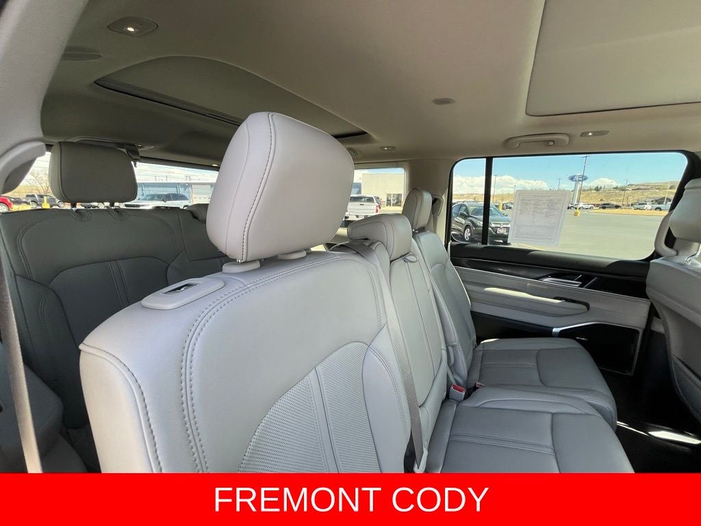 2023 Jeep Wagoneer Base