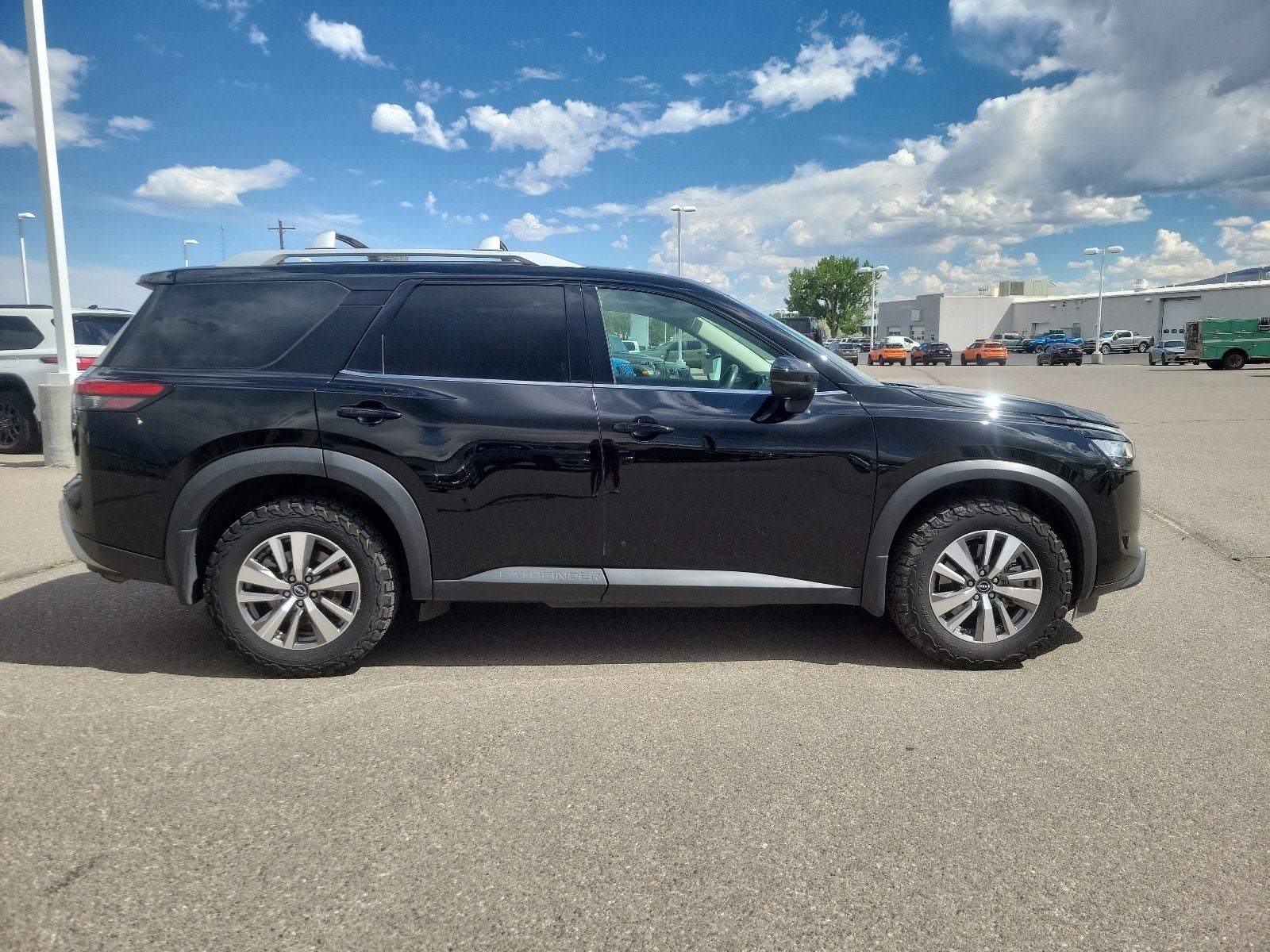 2023 Nissan Pathfinder SL