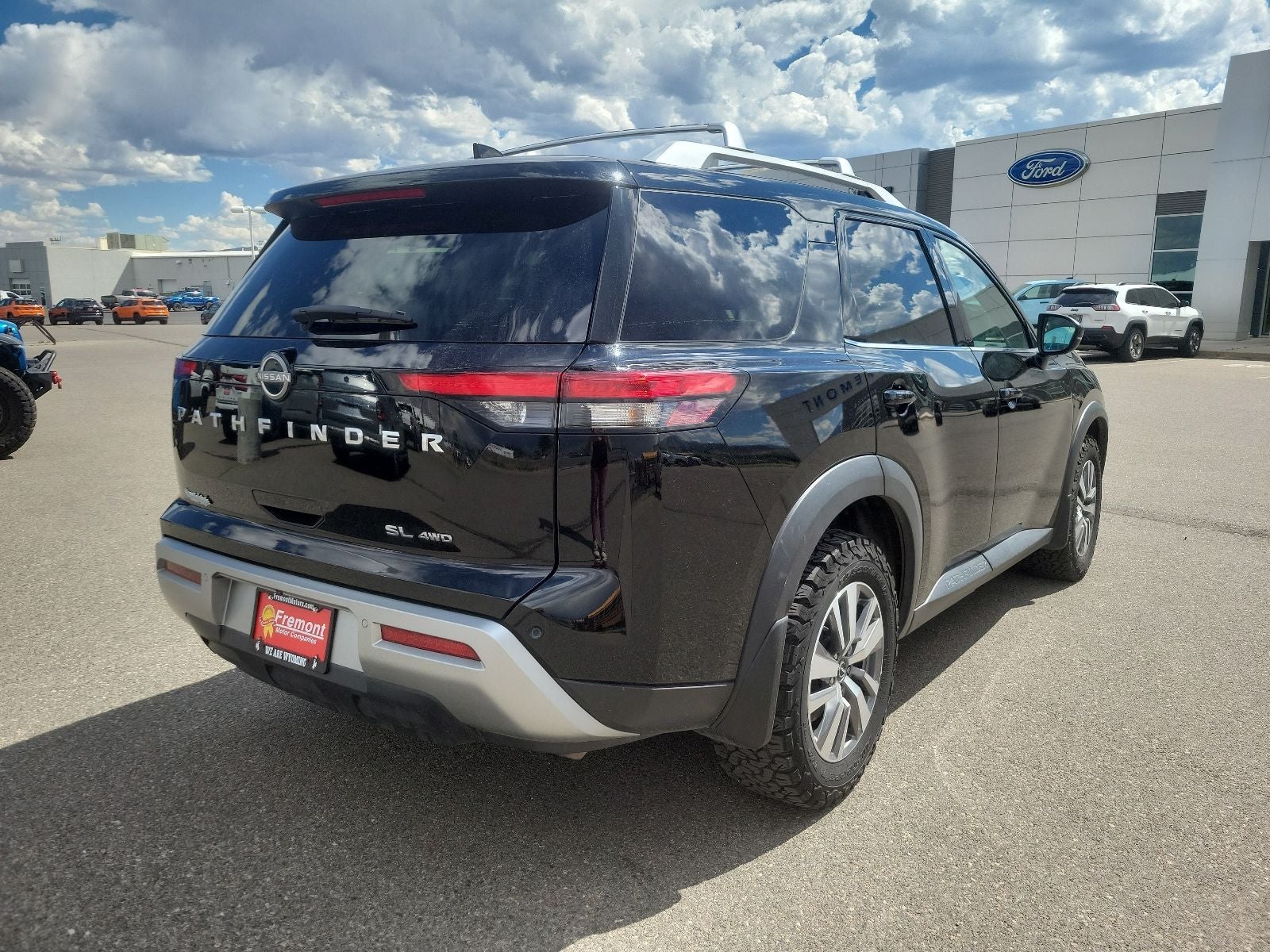 2023 Nissan Pathfinder SL