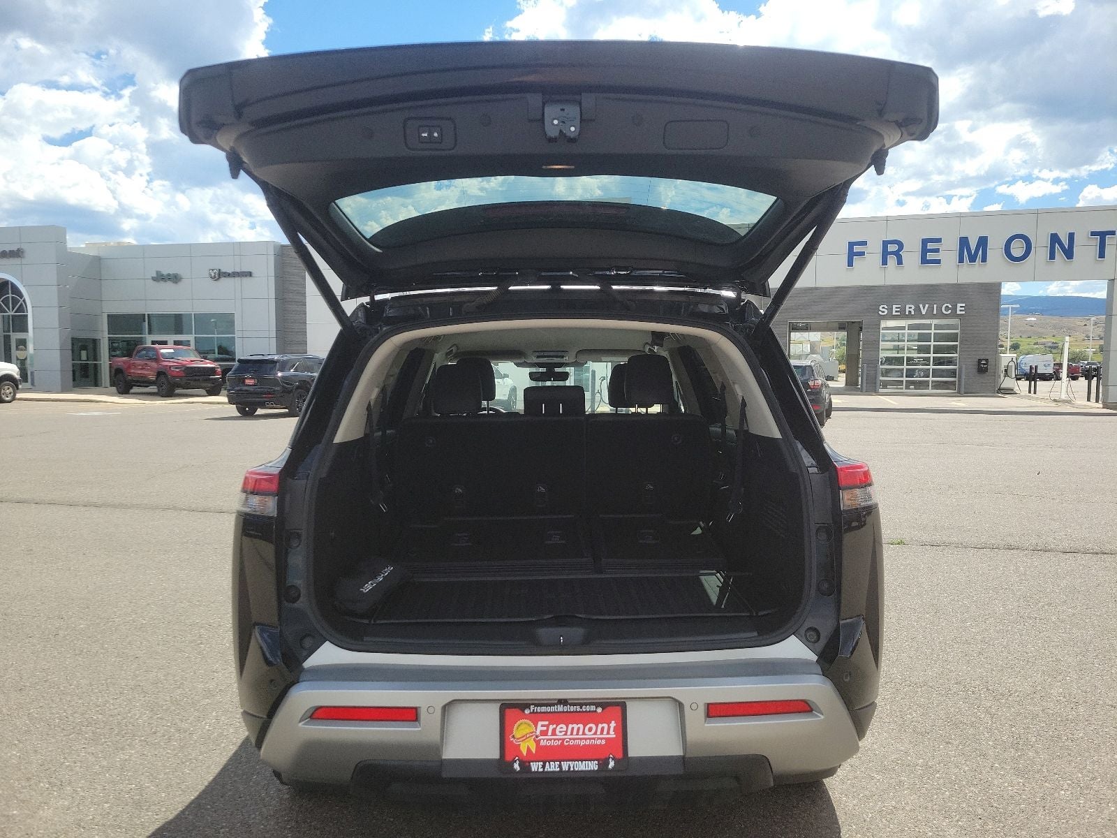 2023 Nissan Pathfinder SL
